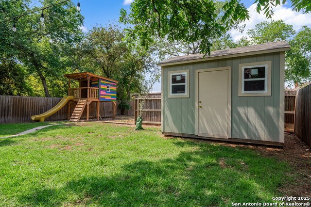 Listing photo id 25 for 925 Burnet