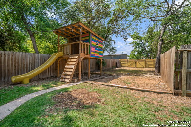 Listing photo id 26 for 925 Burnet