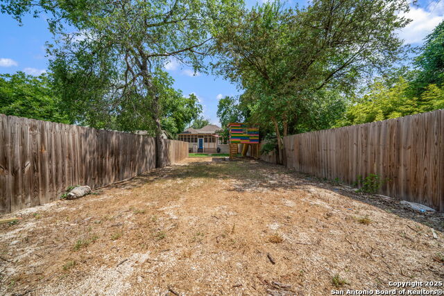 Listing photo id 27 for 925 Burnet