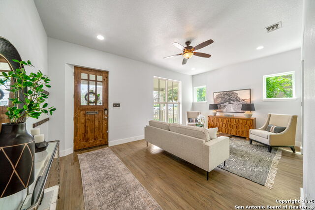 Listing photo id 1 for 925 Burnet
