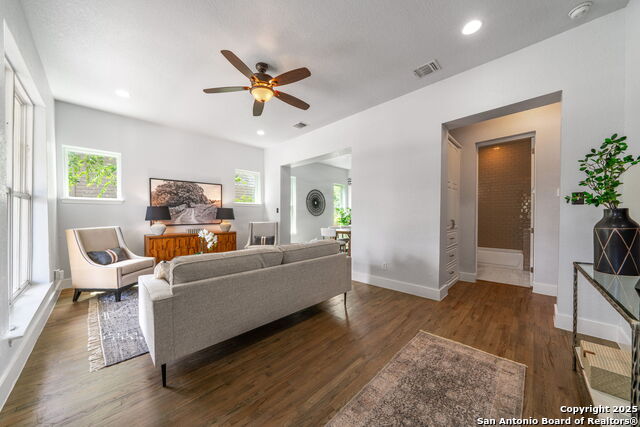 Listing photo id 2 for 925 Burnet