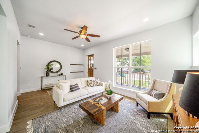 Listing photo id 3 for 925 Burnet