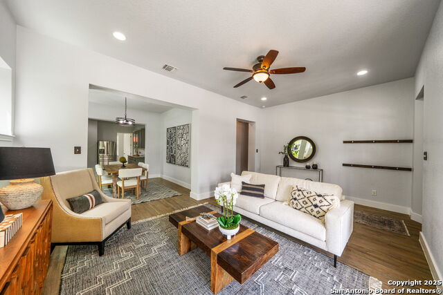 Listing photo id 4 for 925 Burnet