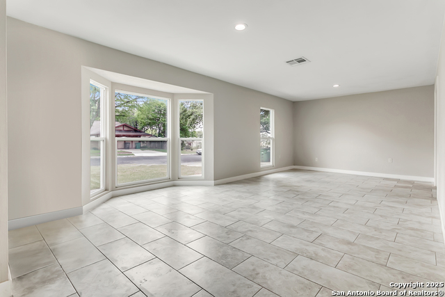 Image 4 of 39 For 5815 Oak Run