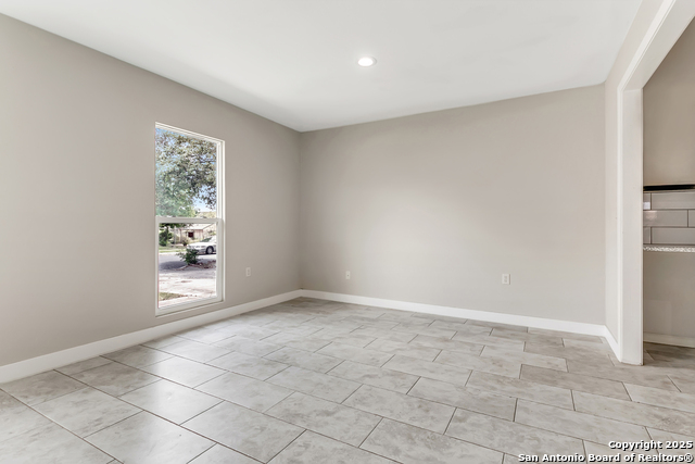 Image 6 of 39 For 5815 Oak Run
