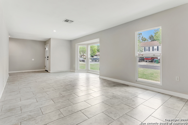 Image 7 of 39 For 5815 Oak Run