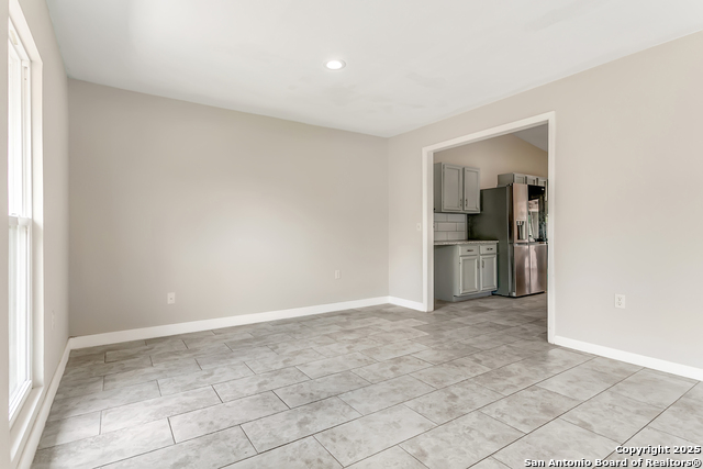 Image 8 of 39 For 5815 Oak Run