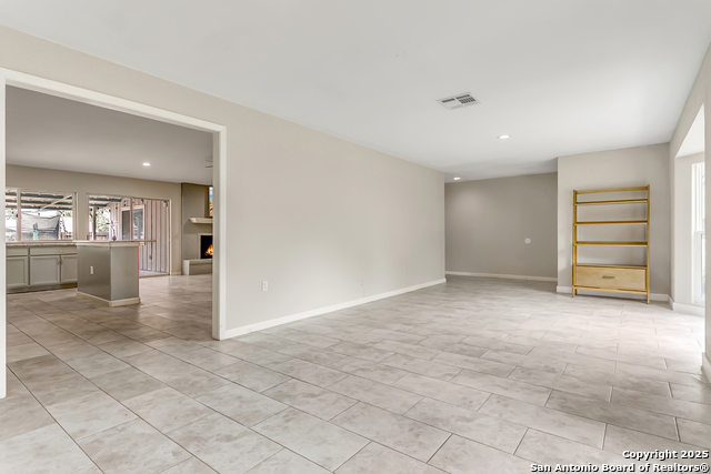Image 9 of 39 For 5815 Oak Run