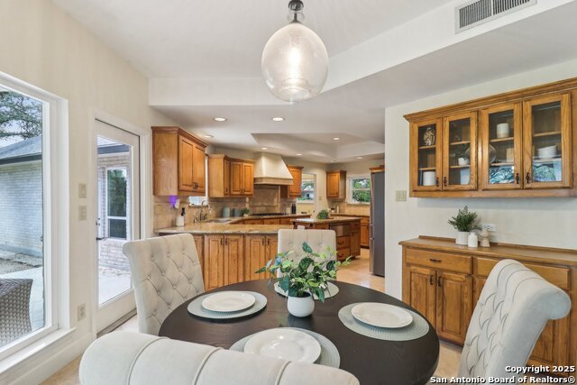 Listing photo id 15 for 15643 Cloud Top
