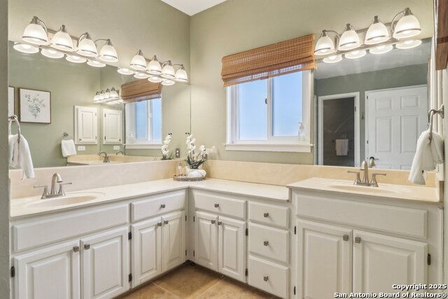 Listing photo id 28 for 15643 Cloud Top