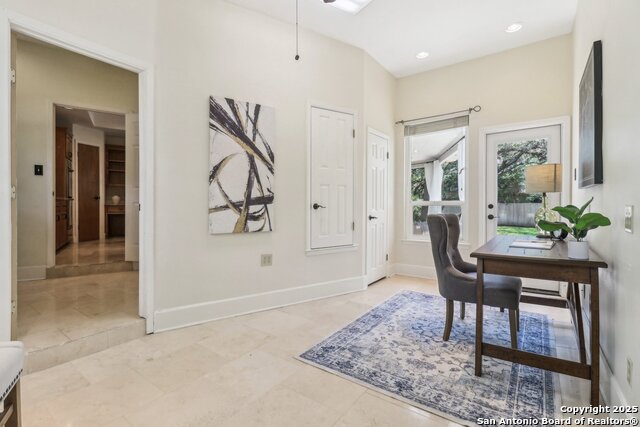 Listing photo id 35 for 15643 Cloud Top