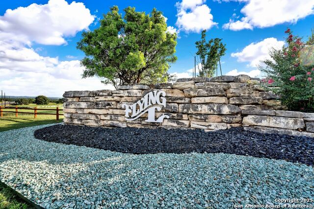 Listing photo id 1 for 222 Valley Oak