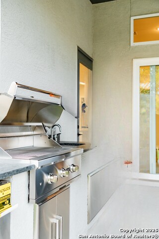 Listing photo id 0 for 2710 Creekside Vw