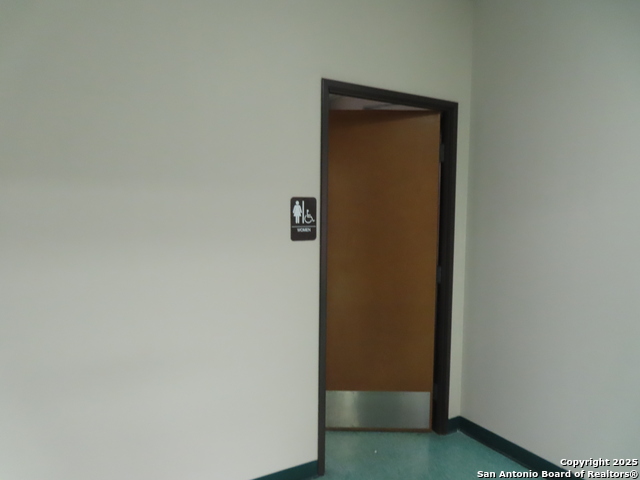 Listing photo id 4 for 2614 Commerce W 200
