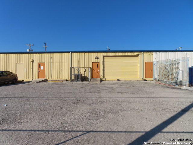 Listing photo id 6 for 2614 Commerce W 200