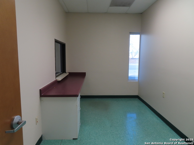 Listing photo id 8 for 2614 Commerce W 300