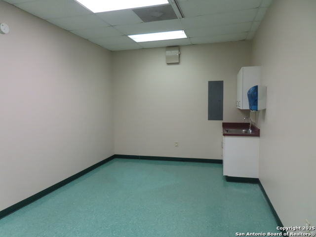 Listing photo id 12 for 2614 Commerce W 300