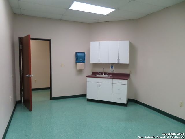 Listing photo id 13 for 2614 Commerce W 300