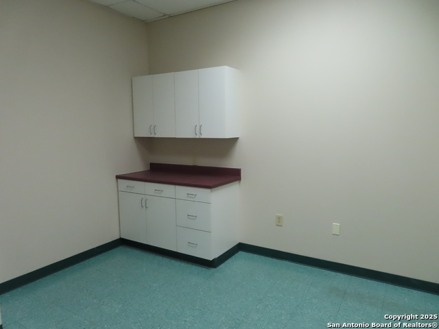 Listing photo id 15 for 2614 Commerce W 300