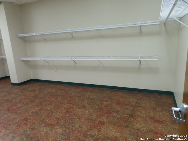 Listing photo id 2 for 2614 Commerce W 300
