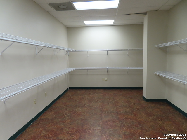 Listing photo id 3 for 2614 Commerce W 300