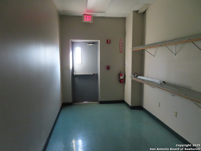Listing photo id 4 for 2614 Commerce W 300