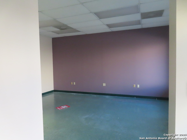 Listing photo id 5 for 2614 Commerce W 300