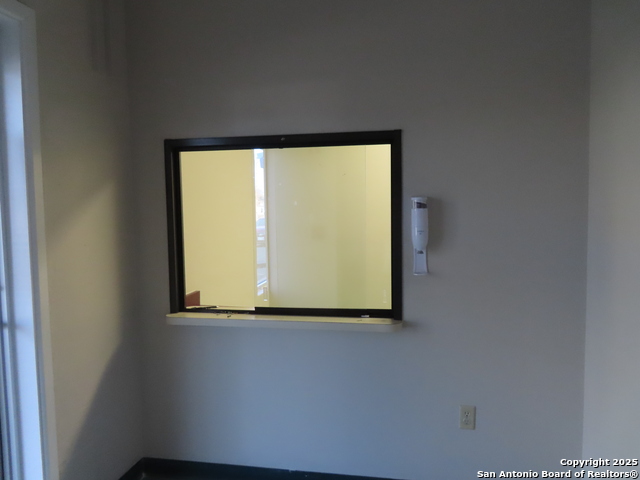 Listing photo id 6 for 2614 Commerce W 300