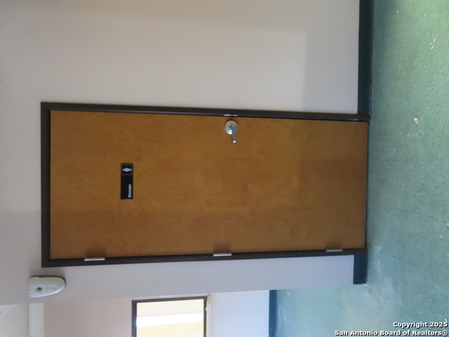 Listing photo id 7 for 2614 Commerce W 300