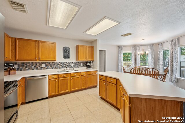 Listing photo id 7 for 2543 Chasefield