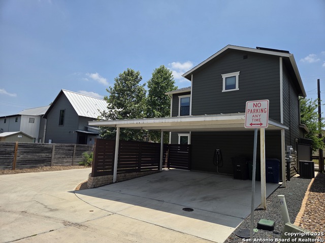 Image 10 of 43 For 631 Burleson St