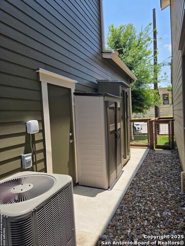 Image 11 of 43 For 631 Burleson St