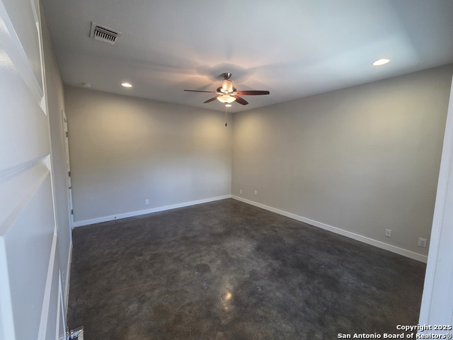 Image 18 of 43 For 631 Burleson St