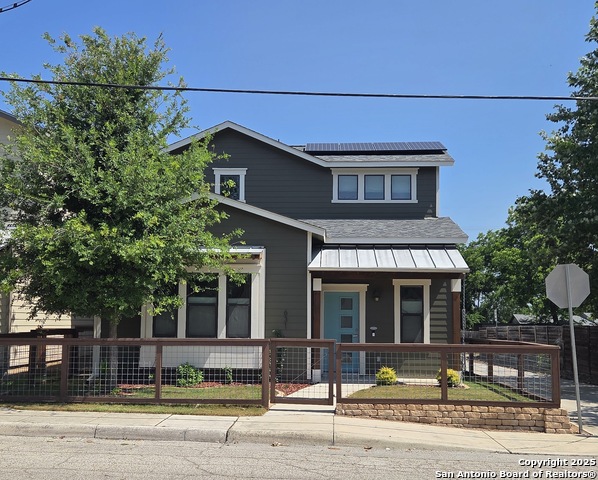 Image 3 of 43 For 631 Burleson St