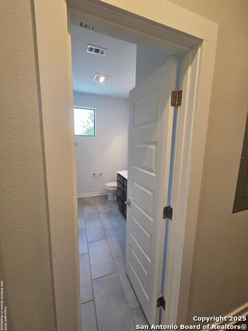 Image 32 of 43 For 631 Burleson St