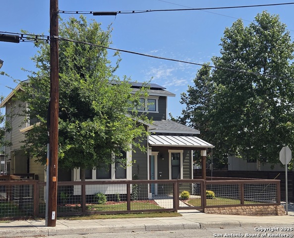 Image 4 of 43 For 631 Burleson St