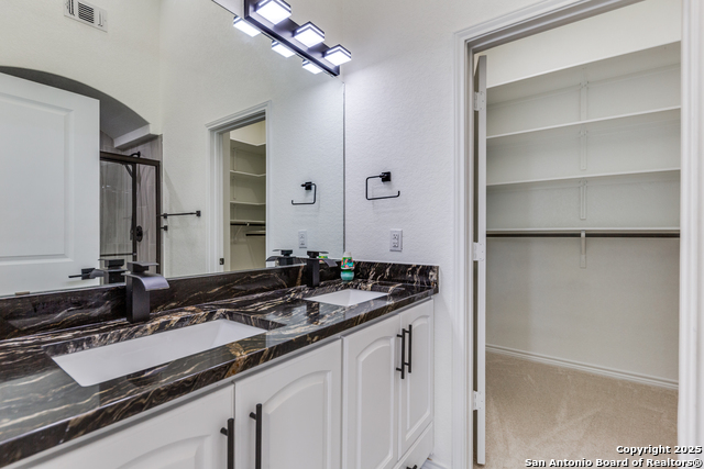 Listing photo id 8 for 623 Recio St.
