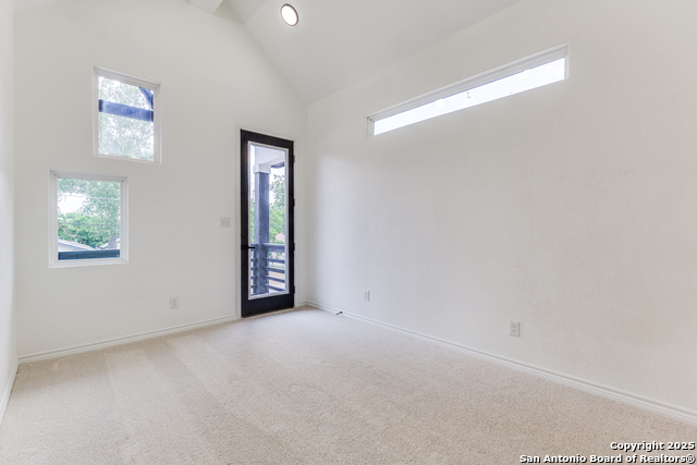 Listing photo id 11 for 623 Recio St.