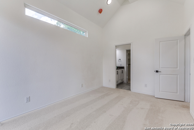 Listing photo id 12 for 623 Recio St.