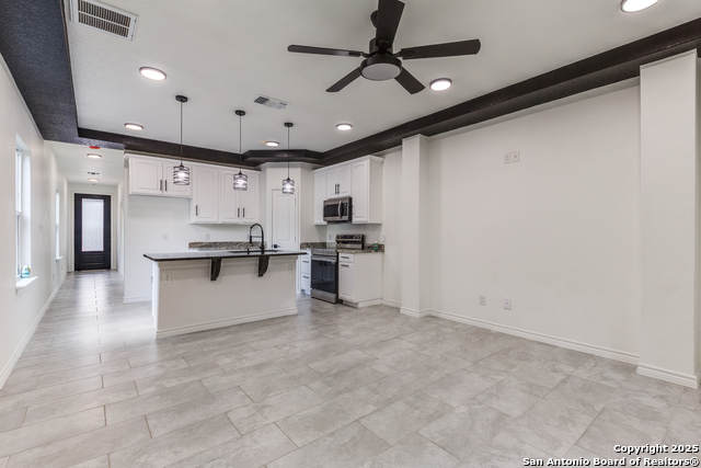 Listing photo id 4 for 623 Recio St.