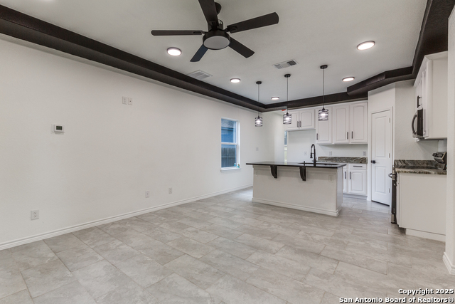 Listing photo id 5 for 623 Recio St.