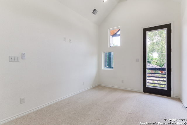 Listing photo id 7 for 623 Recio St.