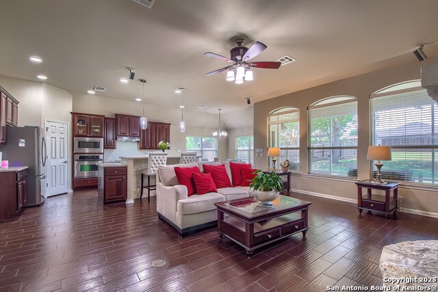 Listing photo id 9 for 1009 Oak Ridge