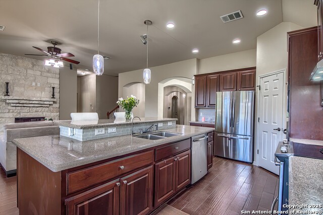 Listing photo id 12 for 1009 Oak Ridge