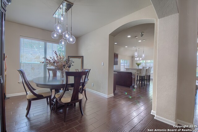 Listing photo id 4 for 1009 Oak Ridge