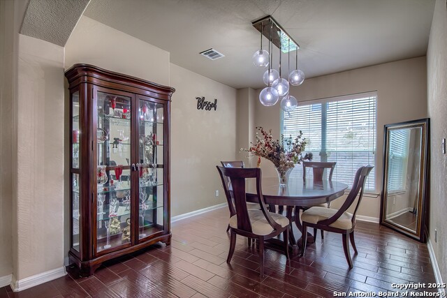 Listing photo id 5 for 1009 Oak Ridge