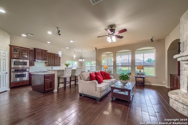 Listing photo id 6 for 1009 Oak Ridge