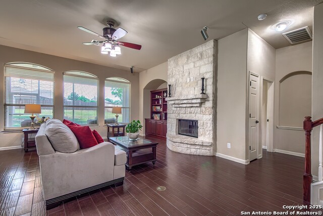 Listing photo id 7 for 1009 Oak Ridge