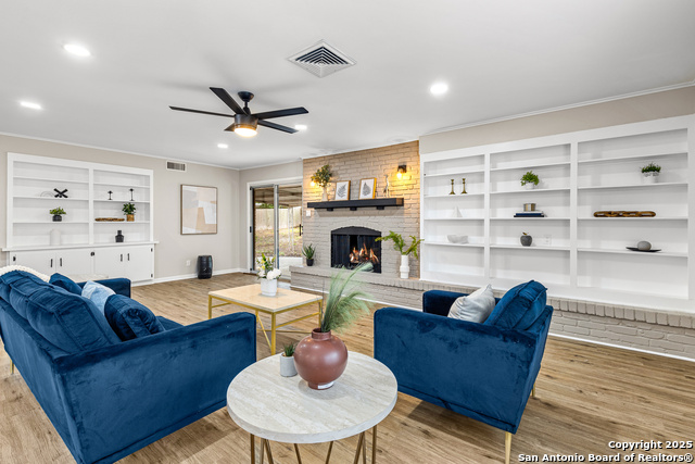 Listing photo id 14 for 371 Pike