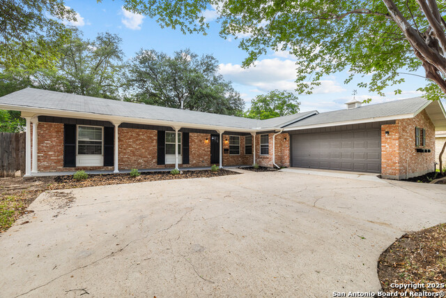 Listing photo id 1 for 371 Pike